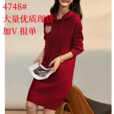 批发百搭休闲秋冬季时尚气质心形撞色连帽显瘦连衣裙