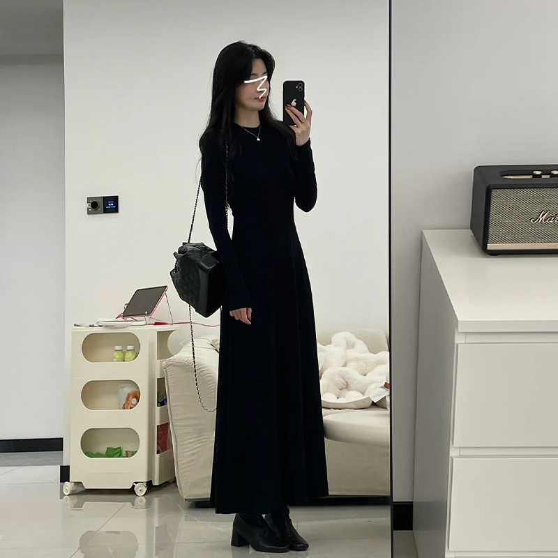 赫本風黑色長袖打底針織連衣裙子女秋冬法式氣質收腰修身內搭長裙