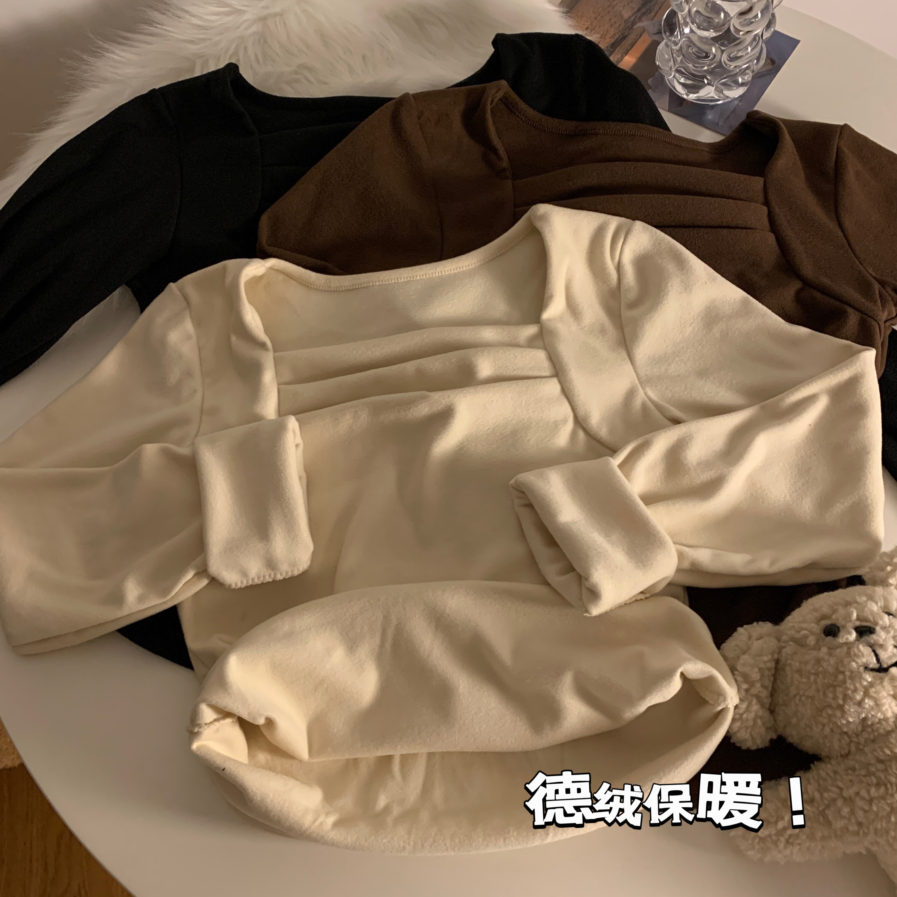 Real shot of Maillard square neck long-sleeved T-shirt for women in autumn and winter brushed waist short irregular collarbone top