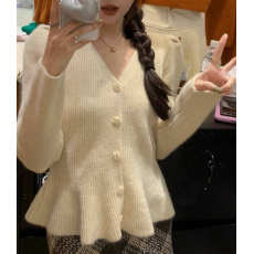 批发红色漂亮短款<b class='q'>毛衣</b><b class='q'>开衫外套</b>女秋冬2025新款爆款小个子宽松针织上衣