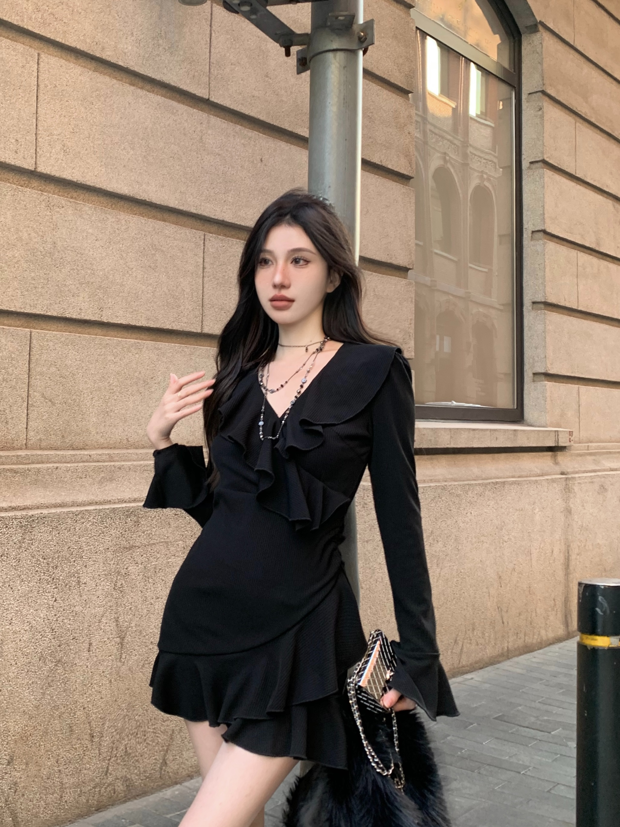 荷葉邊v領喇叭袖針織連衣裙女秋冬法式氣質黑色裙子修身包臀短裙