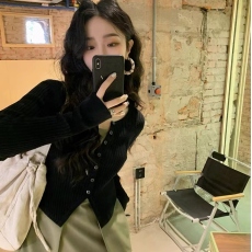 批发秋季V领针织衫女短款设计感小众开衫外套ins<b class='q'>修身</b>显瘦收腰别致上衣