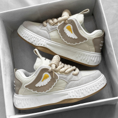 批发2024春季新款<b class='q'>韩版</b>潮流面包板鞋男厚底增高时尚休闲翅膀粗鞋带男鞋