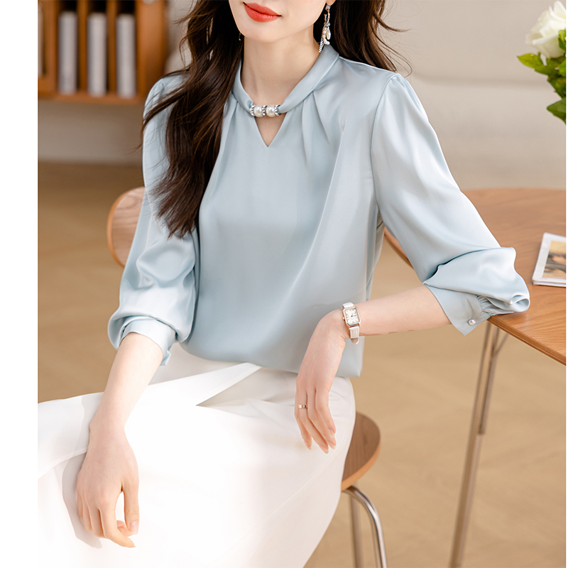 프랑스식 작은 대중 행침 목 스탠드 칼라 비즈 여성 셔츠 2026 가을 새로운 풀오버 새틴 품격 출퇴근 맨위