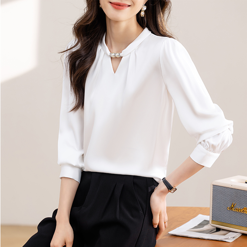 프랑스식 작은 대중 행침 목 스탠드 칼라 비즈 여성 셔츠 2026 가을 새로운 풀오버 새틴 품격 출퇴근 경력 맨위