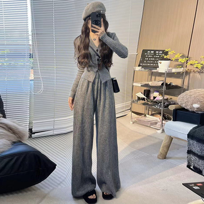 A complete set of fashionable Korean drama outfits for small people. New women's autumn and winter high-end two-piece set.