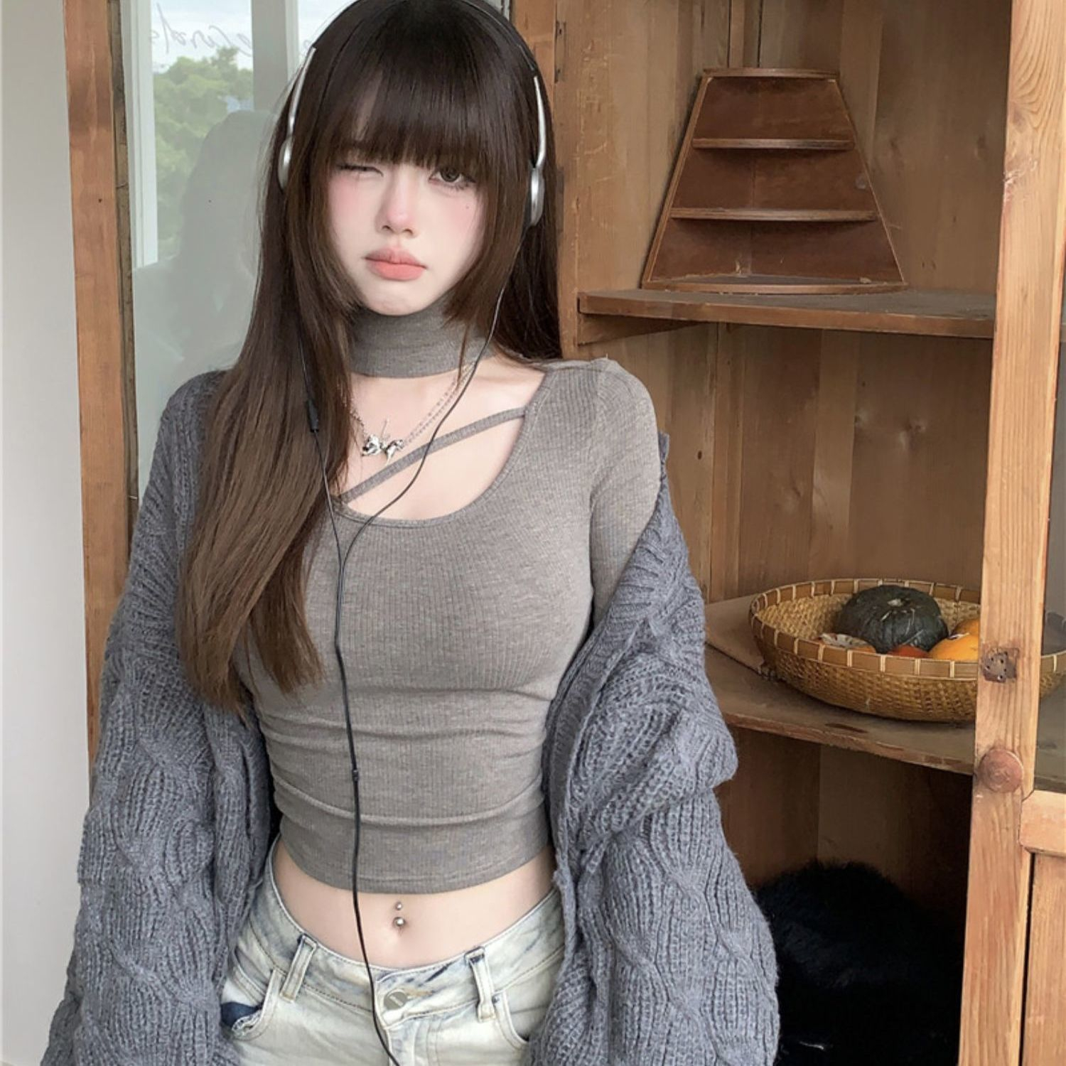 Gray turtleneck hollow long-sleeved sweater for women in spring and autumn hot girl slim short bottoming shirt design niche top