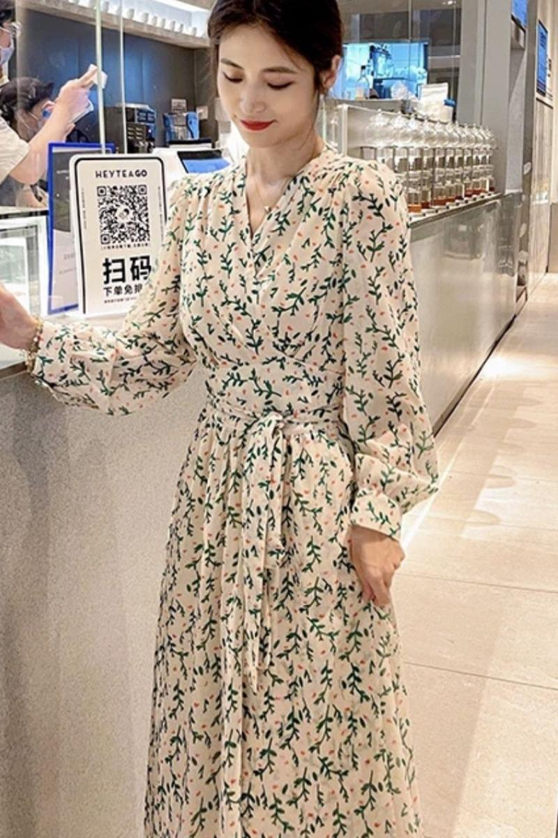 V領碎花長袖連衣裙女年春夏新款收腰顯瘦氣質系帶長裙