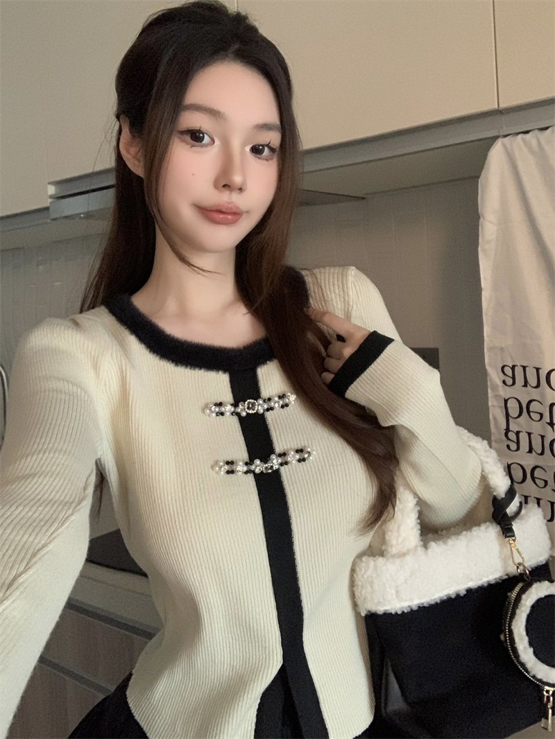 Actual shot of contrasting color square neck long-sleeved sweater, new style French fashion temperament, age-reducing and versatile slim-fitting top