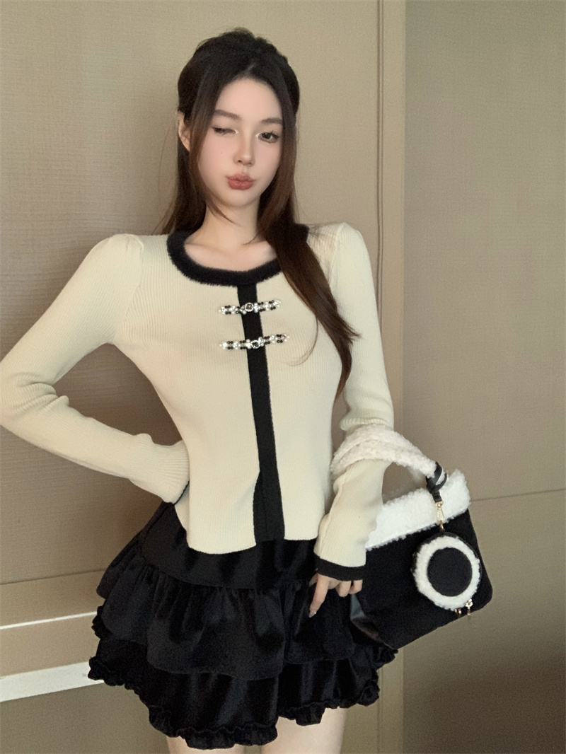 Actual shot of contrasting color square neck long-sleeved sweater, new style French fashion temperament, age-reducing and versatile slim-fitting top