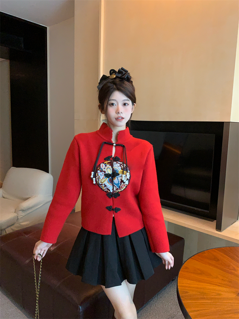 Actual shot of new Chinese style Chinese New Year sweater for women retro buttoned stand collar thickened short sweater top
