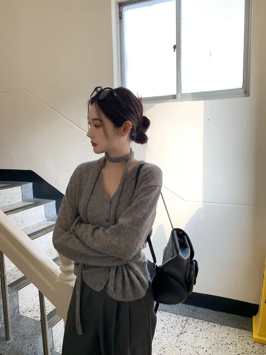프렌치 스타일 V넥 니트 블라우스 상세 이미지 1