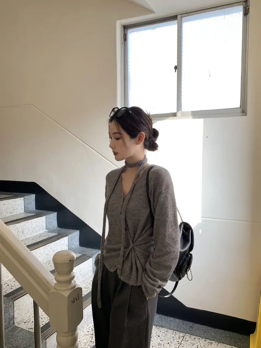 프렌치 스타일 V넥 니트 블라우스 상세 이미지 3