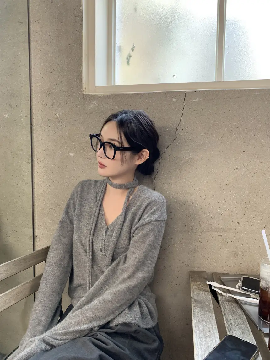 프렌치 스타일 V넥 니트 블라우스 상세 이미지 8