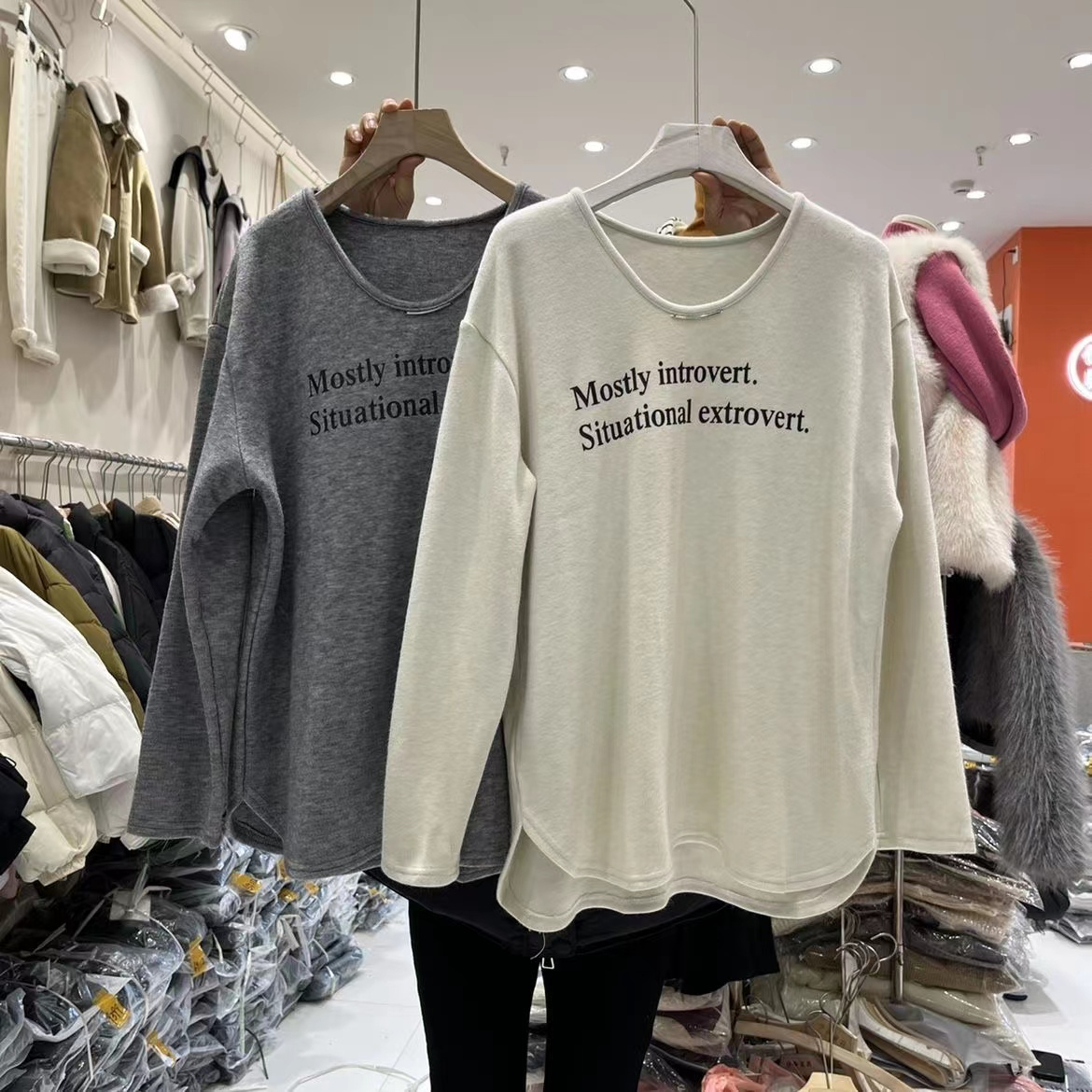 Extra large size 300 pounds bottoming shirt V-neck long-sleeved T-shirt for women in autumn and winter loose and slim design with brushed inner top
