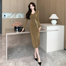 批发实拍视频2026气质亮丝单排扣v领弹力修身长裙开叉打底<b class='q'>连衣裙</b>