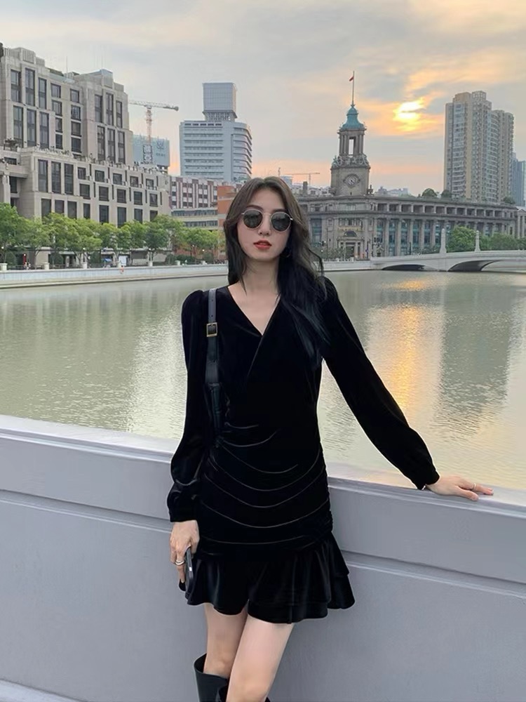 MULVAN Black V-neck Puff Sleeve Dress Women's French Retro Velvet Skirt Waist Slimming Skirt