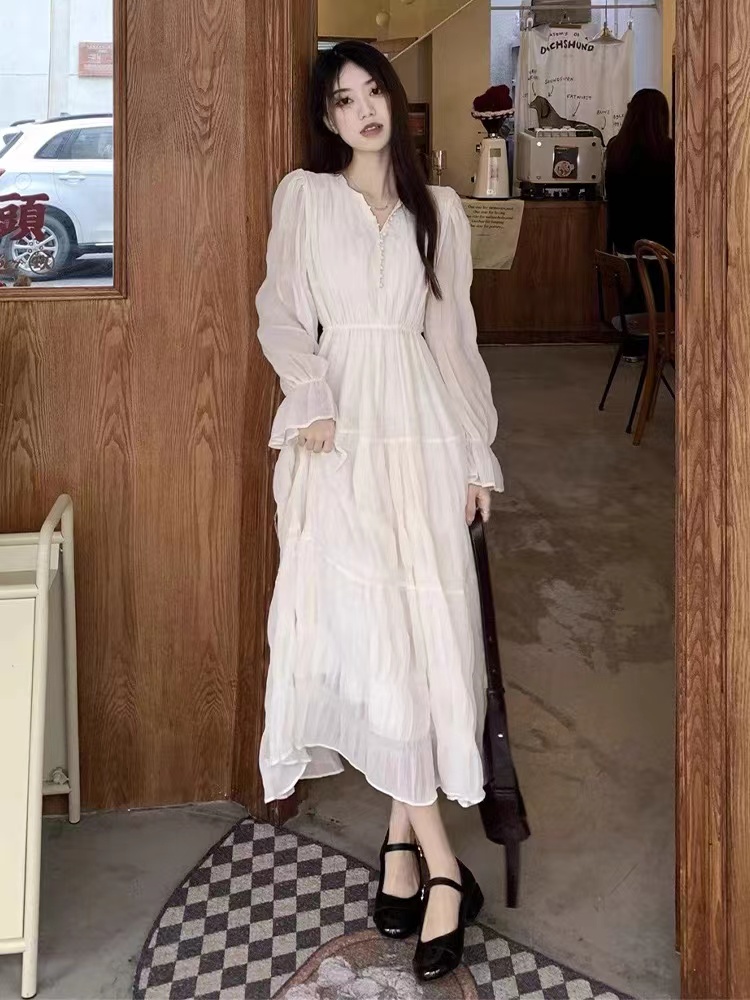 茶歇法式溫柔風長袖白色v領連衣裙子女早秋季年新款氣質長裙