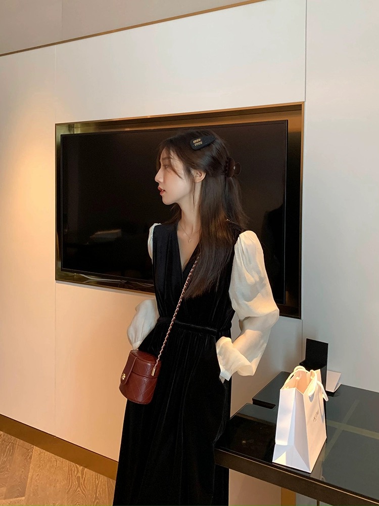 烏77赫本風V領黑色絲絨連衣裙女顯瘦拼接長袖法式氣質長裙秋冬款