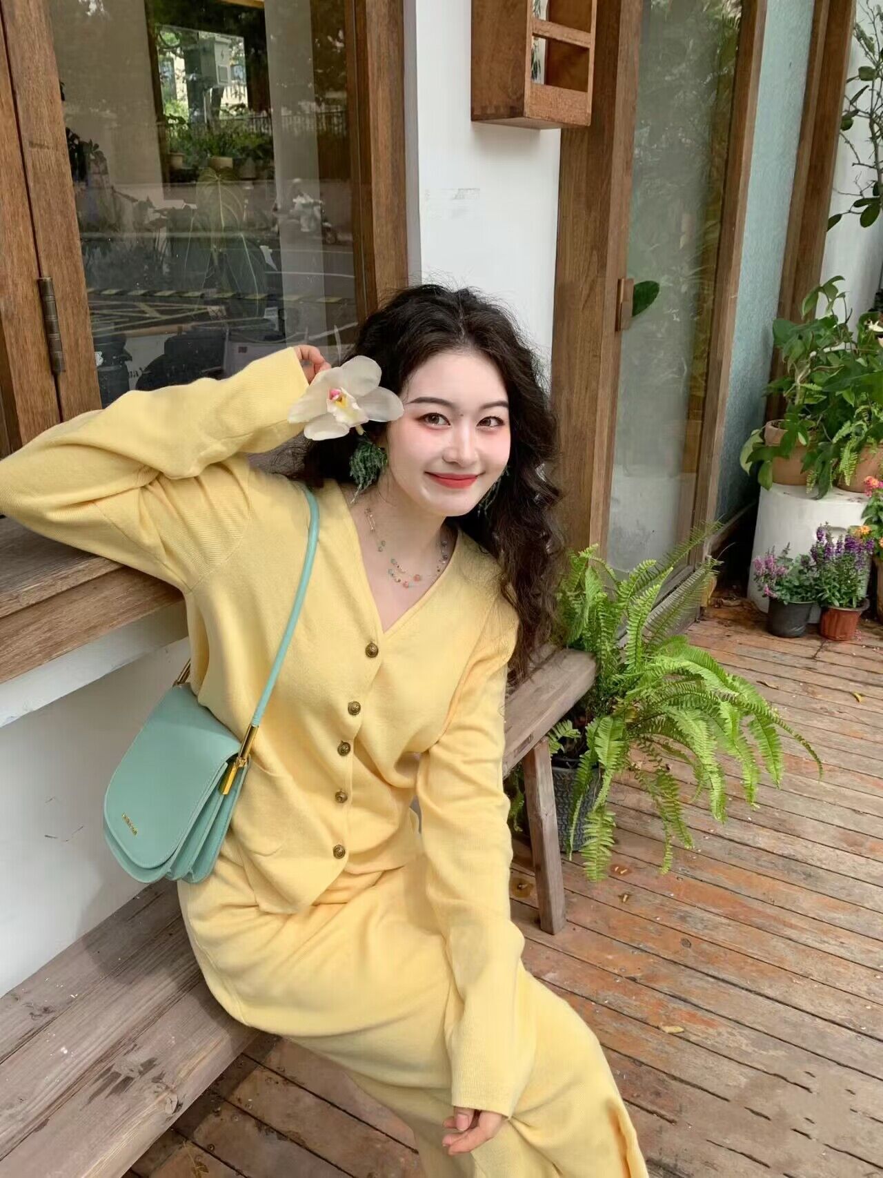 Soft and waxy celebrity style two-piece retro V-neck slim cardigan sweater for women slim temperament high-end skirt ins