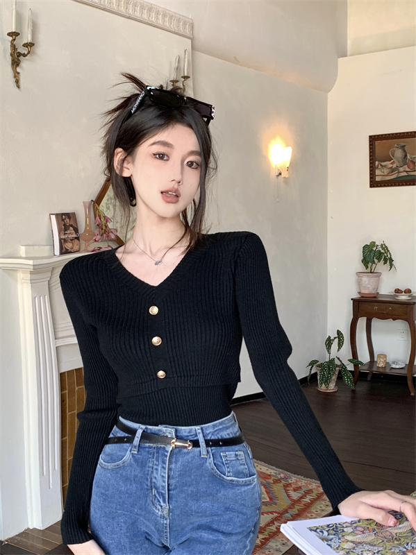 Real shot 2024 new autumn and winter Xiaoxiang inner sweater white slim top V-neck sweater