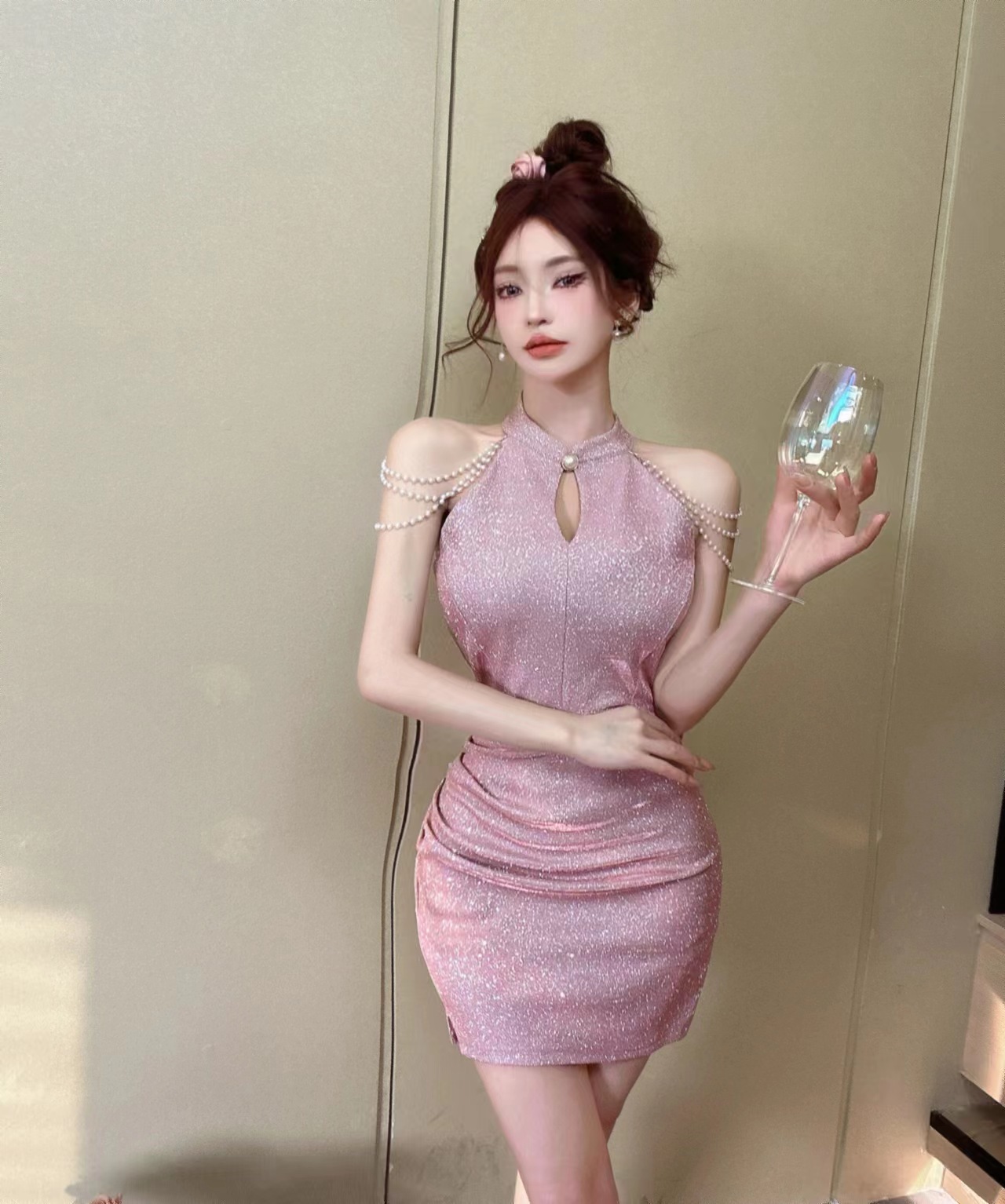 Actual shot of pure desire and scheming improved cheongsam on the street, waist slimming and hip-hugging sexy halterneck off-shoulder dress