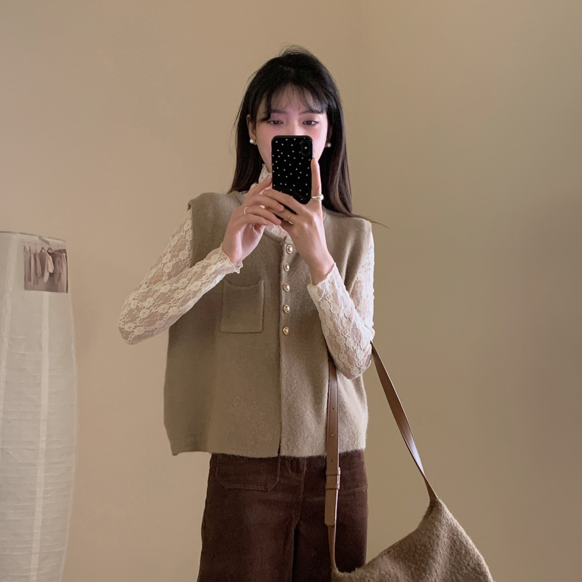 Actual shot of cardigan vest decorated with woolen metal buckles, versatile and versatile, early spring knitted vest