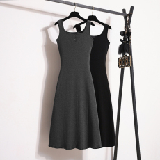 批发实拍大码女装2026春<b class='q'>夏</b>新款吊带背心连衣裙方领裙子修身显瘦裙子女