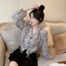 批发2026早春实拍法式V领复古豹纹<b class='q'>雪纺</b>防晒衫系带衬衣