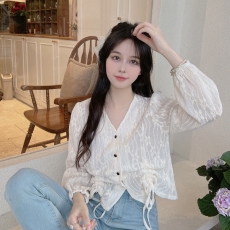 批发2026早春实拍复古V领抽绳设计感<b class='q'>衬衫</b>别致<b class='q'>蕾丝</b>百搭上衣