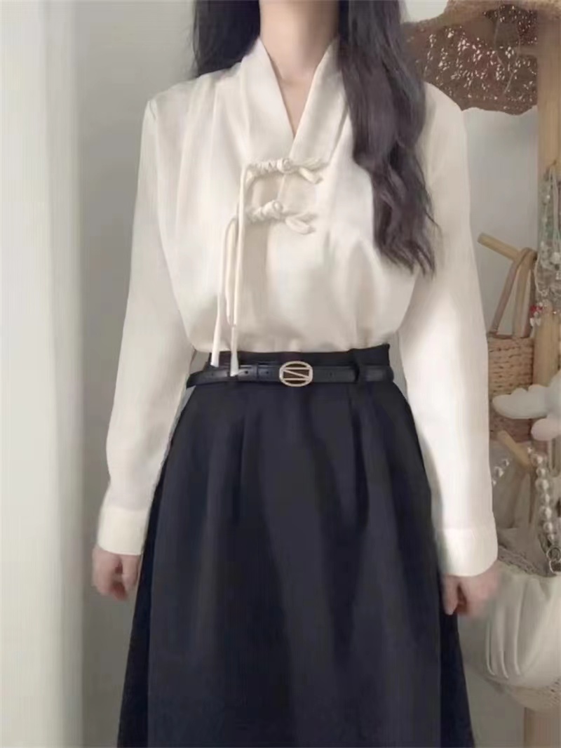 Spring clothes are paired with a complete set of high-end, mature and elegant new Chinese style shirt and skirt two-piece suits.