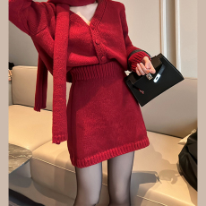 新年战袍红色针织毛衣连衣裙子女早春2024年新款小个子套装秋冬季