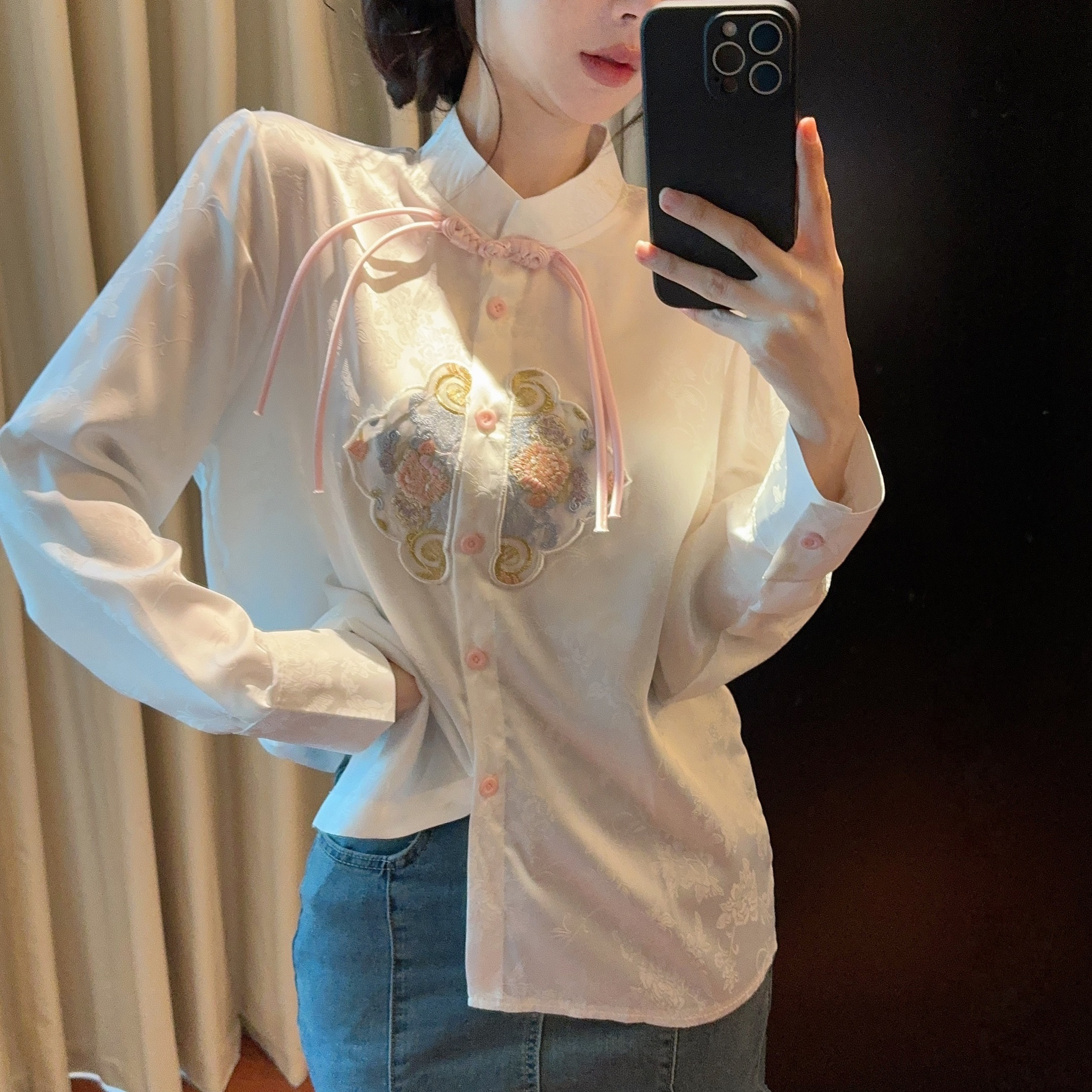 Real shot and real price. National style new Chinese embroidery age-reducing exquisite buckle loose jacquard satin shirt top for women spring