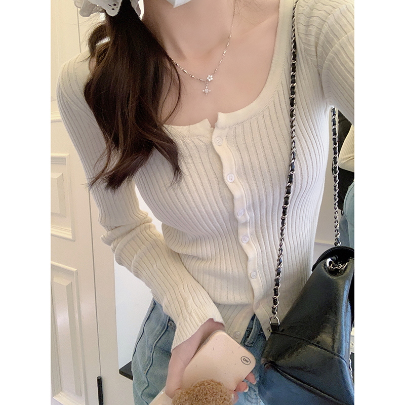 Real shot of high-end, western-style, simple, slim and versatile long-sleeved sweater, short cardigan top for women