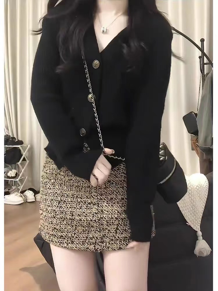 French style black small fragrant v-neck sweater cardigan for women autumn and winter slim-fitting short waist style knitted jacket top