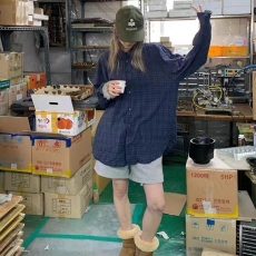 批发春秋复古蓝色格子条纹长袖衬衣女设计感小众宽松休闲上衣