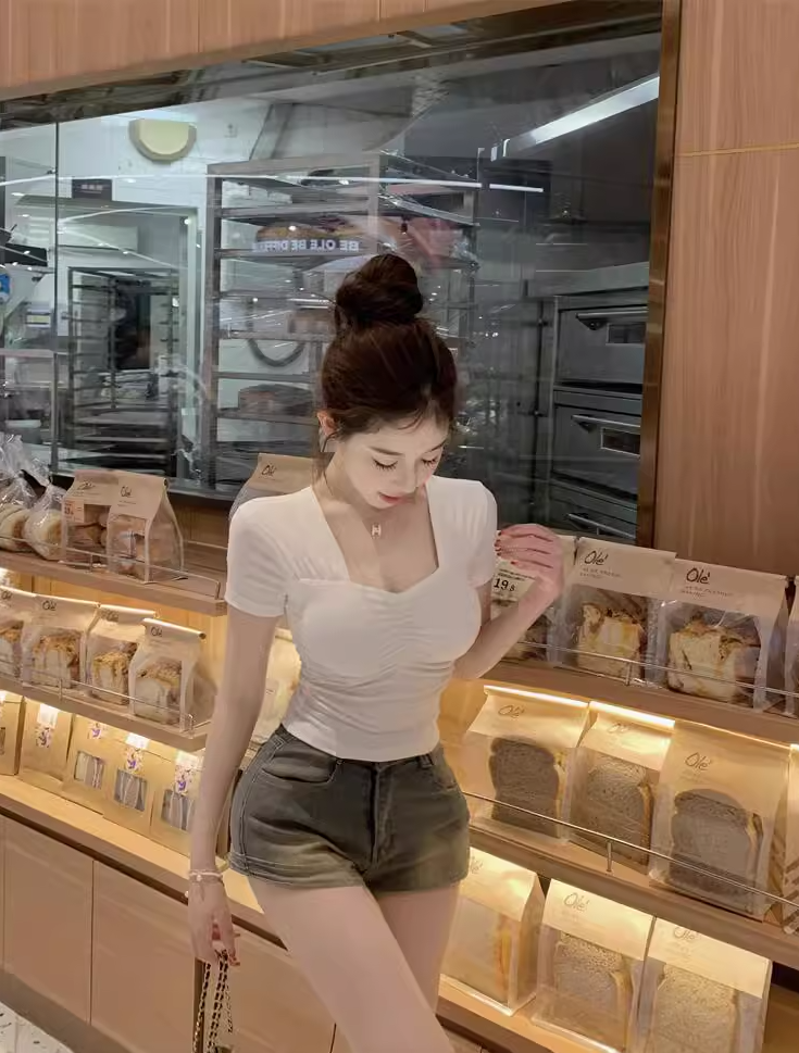 露鎖骨t恤女夏方領短袖體恤洋氣漂亮小衫設計感小眾法式別致上衣