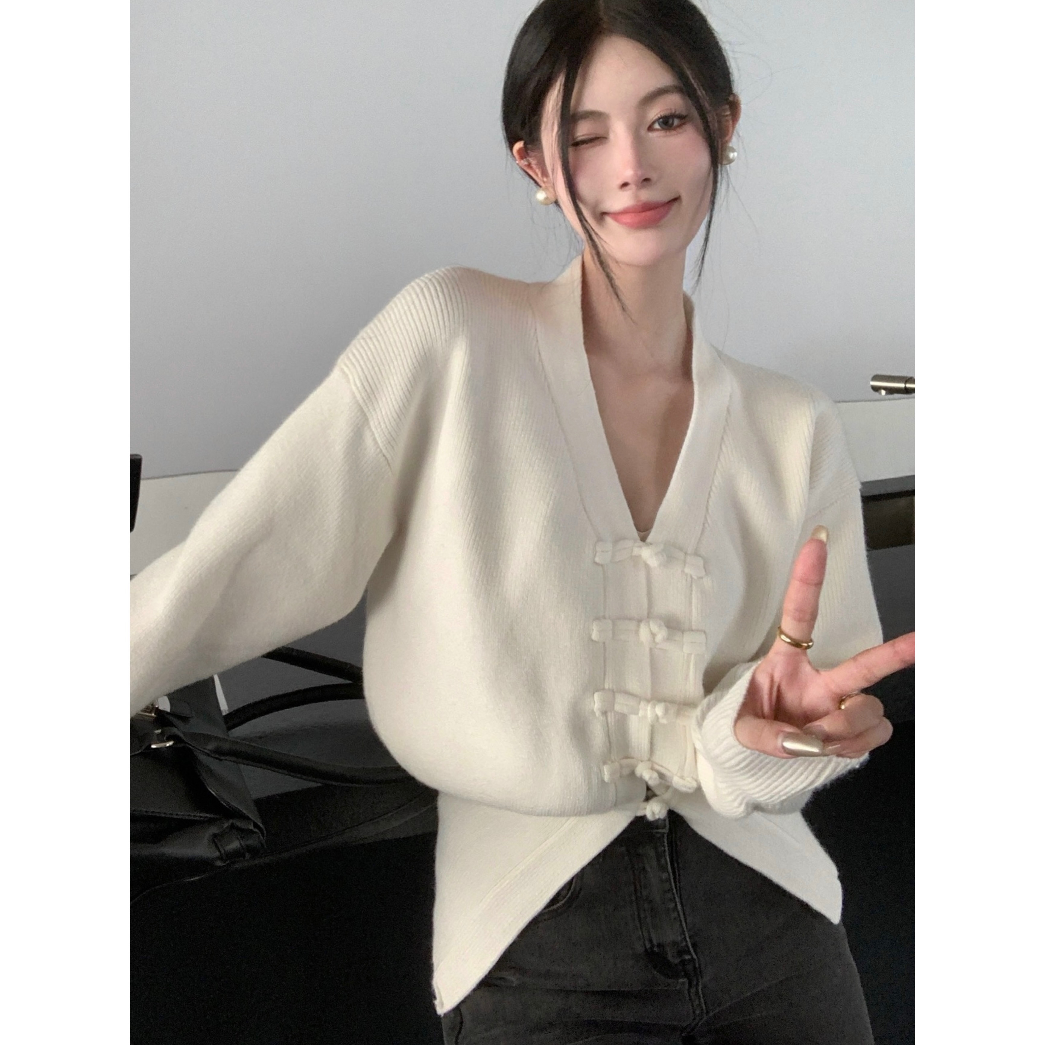 已出貨 港味新中式白色v領針織開衫外套設計感盤扣溫柔風長袖上衣