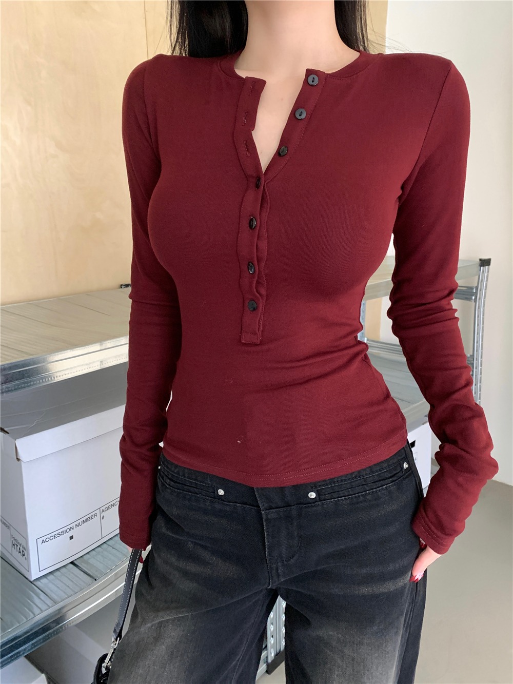 已出貨 上衣春季設計單排扣T恤女短款修身辣妹打底衫內搭上衣