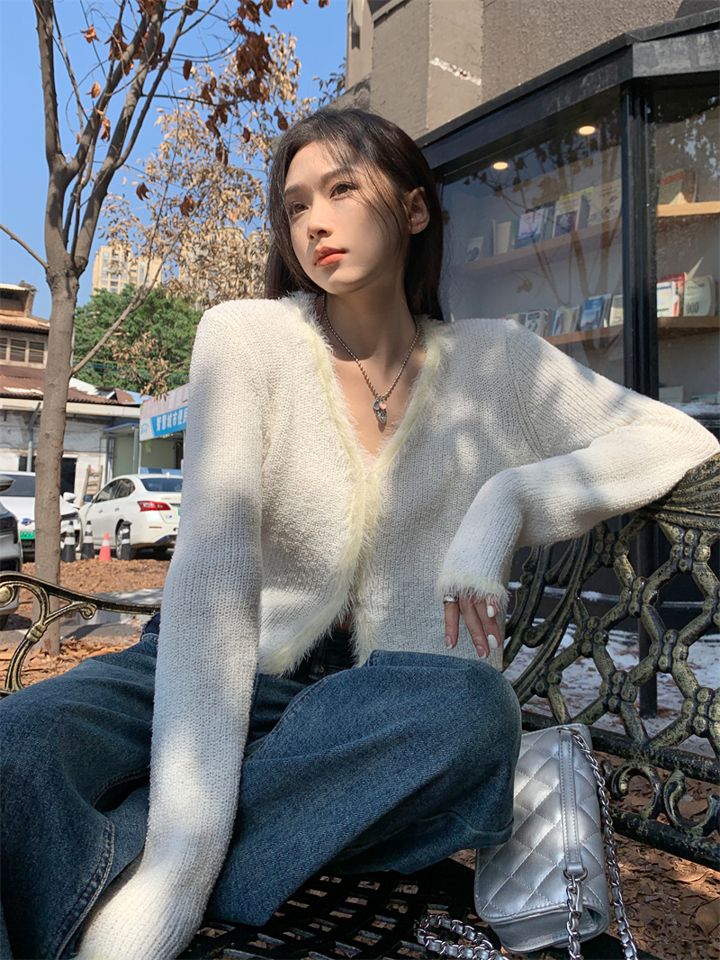 Already shipped Design niche high-end V-neck sweater jacket women's new versatile short cardigan top