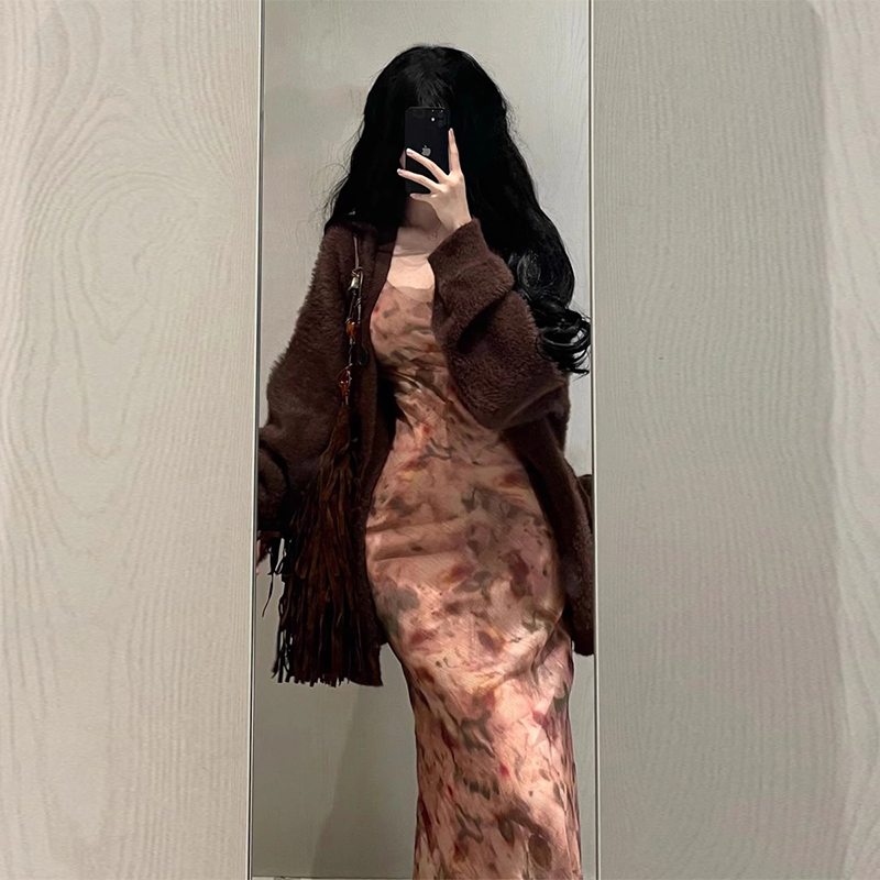 碎花吊帶連衣裙女秋冬季2024新款小個子香風長裙茶系穿搭一整套裝