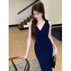 批发实拍2026春夏新款设计小众时髦挂脖V领开叉<b class='q'>包臀</b>裙女瘦修身连衣裙