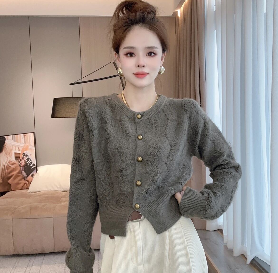 Xiaoxi Clothing's new autumn trend slimming solid color round neck cardigan sweater