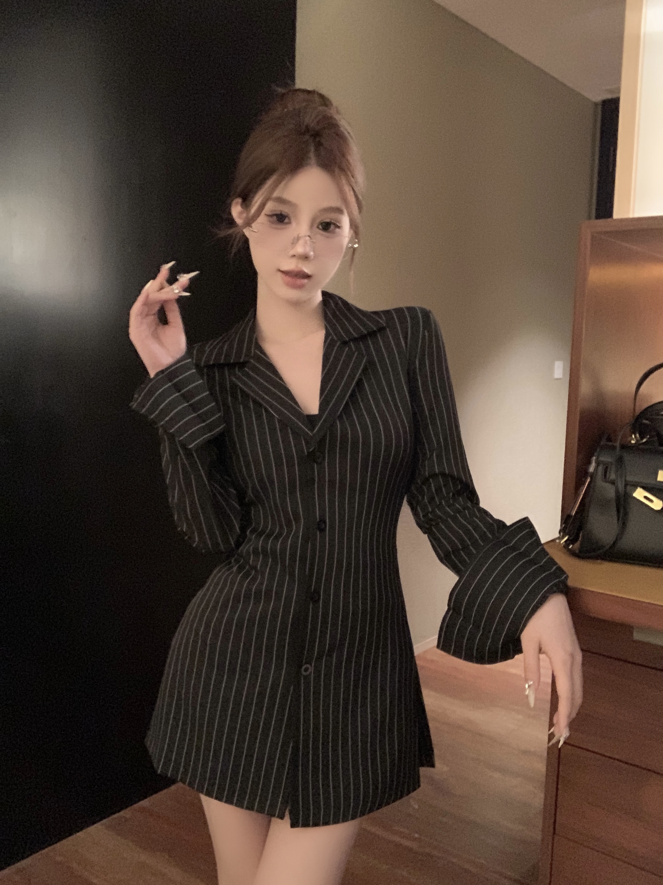 Real shot!  !  Black striped long-sleeved shirt, slim fit V-neck shirt, waisted mid-length top