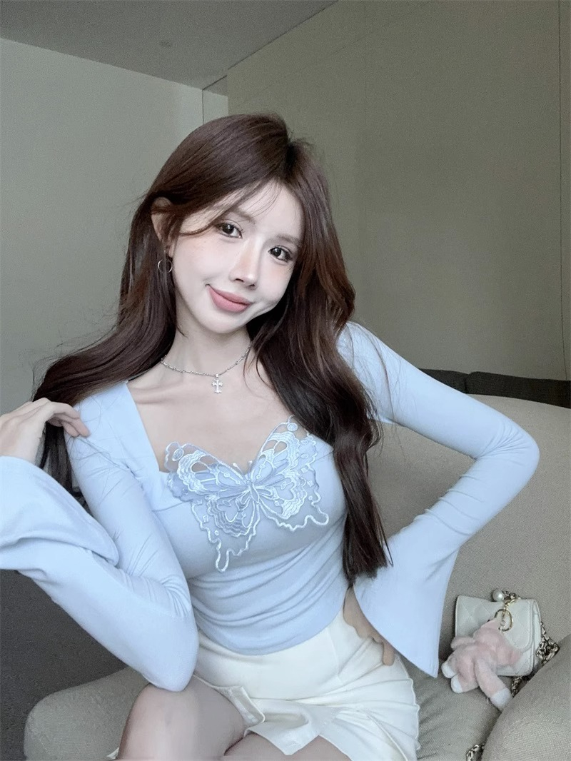 Spring and Autumn Korean style T-shirt for women, French pure lust style, three-dimensional butterfly embroidery design, square collar, trumpet long-sleeved short top