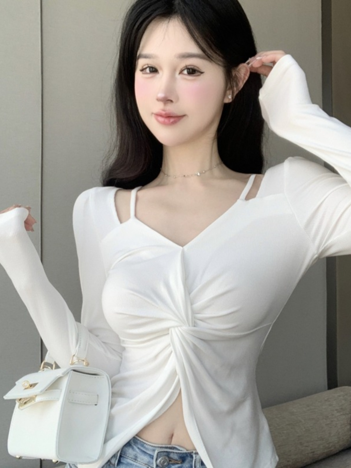 Hot girl twist V-neck long-sleeved T-shirt bottoming shirt for women early autumn design niche short high-waist navel-baring clavicle top