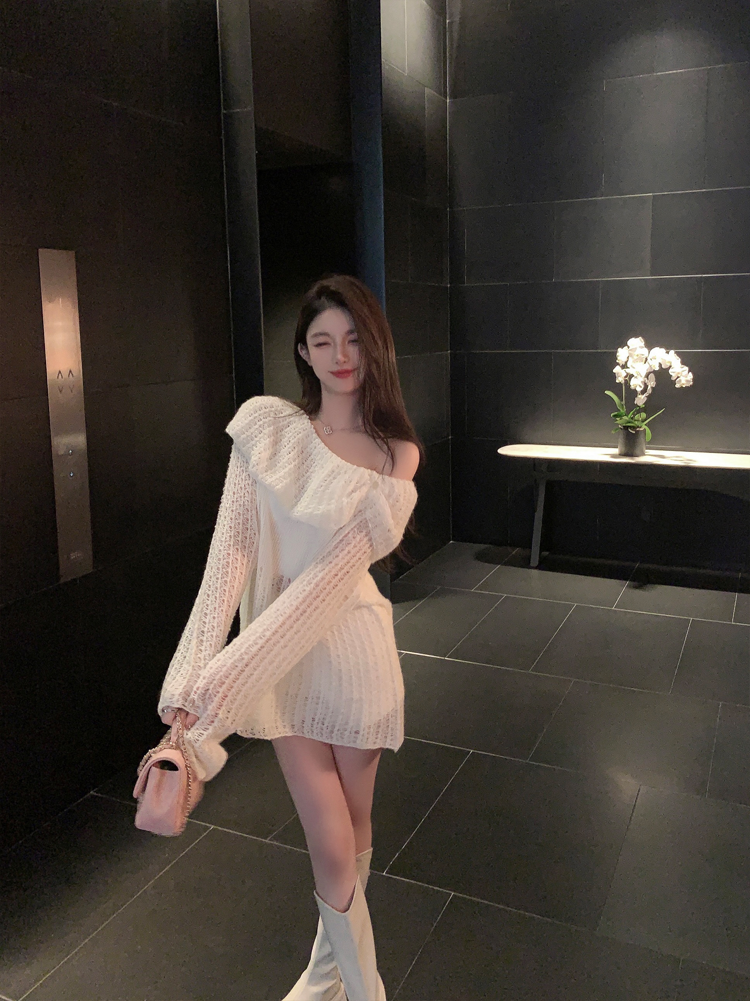 FairyJiang新款慵懶風軟糯鏤空露肩白色毛衣女寬鬆氣質針織衫外套