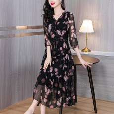 批发真丝<b class='q'>连衣裙</b>春夏2026新款轻奢高端法式碎花裙气质显瘦桑蚕丝裙