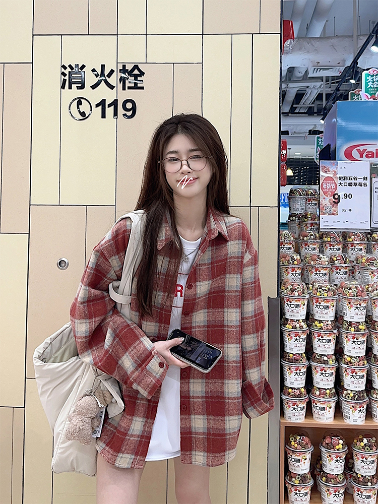 Actual shot of early spring Korean chic simple red plaid shirt jacket + printed T-shirt