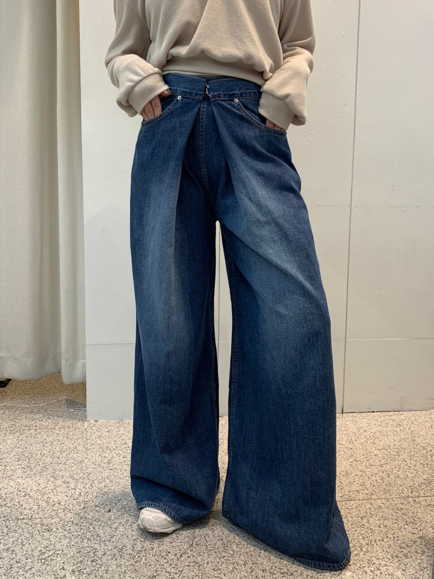 Relaxed wide-leg jeans with hook buttons